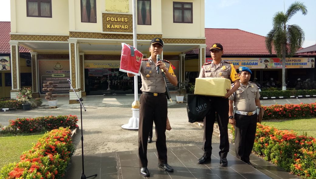 Aktif Jalin Kemitraan Dengan Masyarakat, Kapolsek XIII Koto Kampar Diberi Hadiah Oleh Kapolres